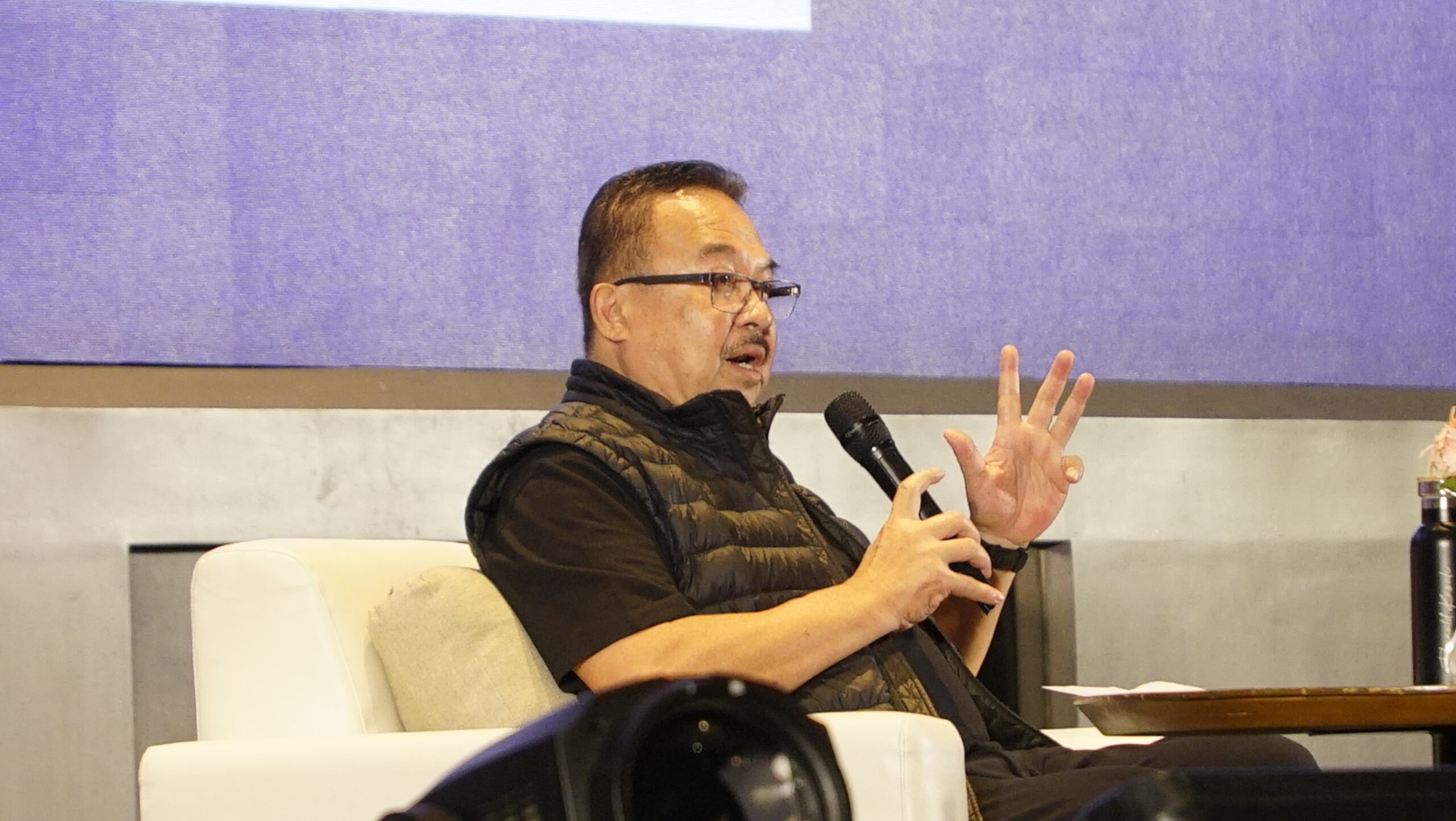 Prof. Rhenald Kasali Komisaris Utama PT Pos Indonesia dan Founder Rumah Perubahan menyampaikan materi dalam Wawasan Business Forum #TheNextGiant di Ballroom DoubleTree by Hilton Surabaya, pada Jumat (23/2/2024). Foto: Dukut suarasurabaya.net