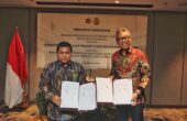 Heru Pramono Panitera Mahkamah Agung (kiri) dengan Andy Rachmianto Direktur Jenderal Protokol dan Konsuler (kanan) menandatangani lima Perjanjian Kerja Sama (PKS). Foto: Kemenlu RI