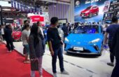 Pengunjung melihat kendaraan yang dipamerkan dalam ajang Indonesia International Motor Show (IIMS) 2024 di JI-Expo Kemayoran, Jakarta, Sabtu (24/2/2024). Foto : Antara
