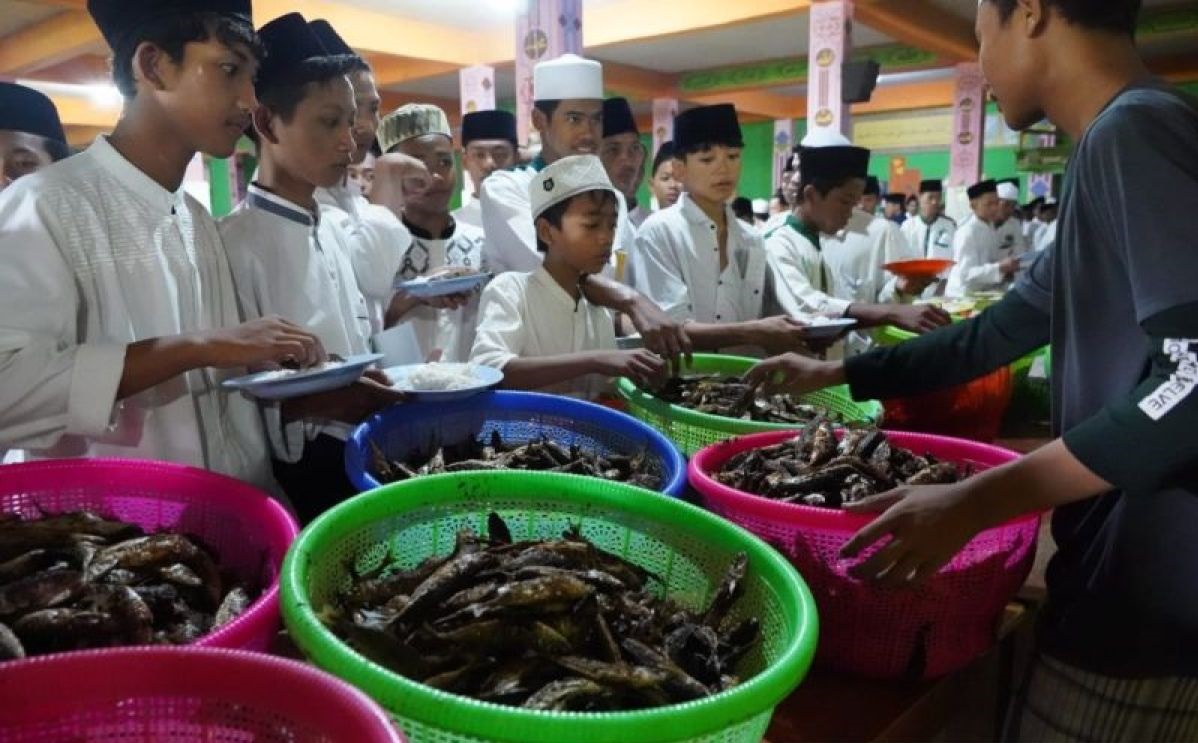 Kementerian Kelautan dan Perikanan (KKP) membagikan lima ton ikan layang untuk santri di Jawa Timur. Foto : Antara