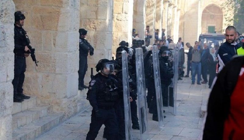 Pasukan keamanan Israel berjaga saat terlibat bentrok dengan warga Palestina di kompleks Masjid Al Aqsa di Yerusalem Timur (22/4/2022). Foto: Xinhua