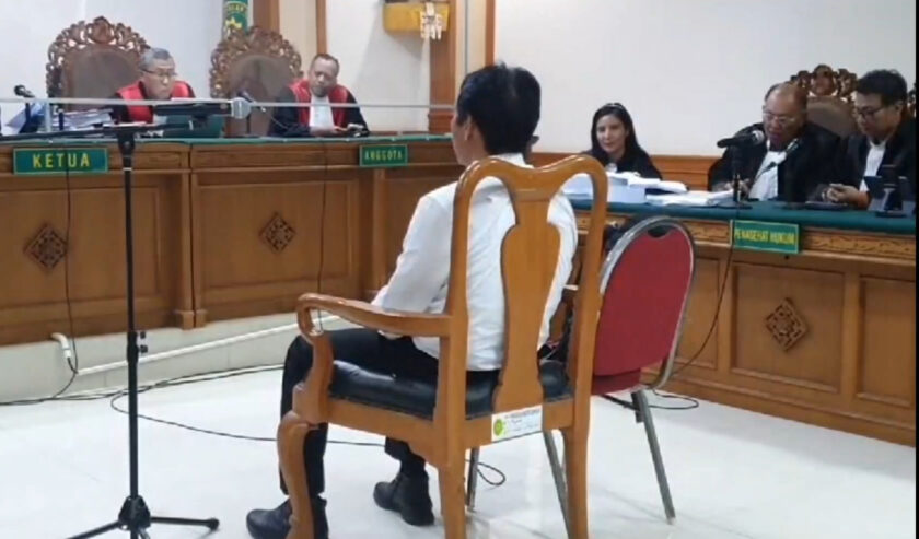 Terdakwa I Made Yusnantara dan Ketut Budiartawan menjalani sidang putusan di Pengadilan Tindak Pidana Korupsi Denpasar, Bali, Kamis (22/2/2024). Foto: Antara