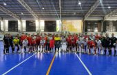 Tim futsal Jatim bersama Timnas Myanmar selepas uji coba di Baskhara Futsal Arena, Surabaya, Sabtu (10/2/2024). Foto: Arief Johan untuk suarasurabaya.net