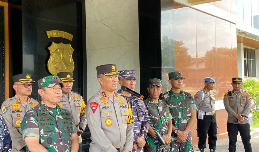 Irjen Imam Sugianto Kapolda Jawa Timur saat jumpa pers mengenai patroli skala besar jelang hari pemungutan suara, Selasa (6/2/2024). Foto: Wildan suarasurabaya.net