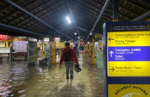 Terminal Bungurasih Banjir Jadi “Kolam Renang”