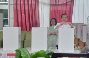 Jokowi dan Iriana Mencoblos di TPS 10 Gambir