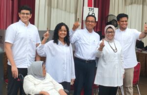 Anies Baswedan Gunakan Hak Suara bersama Keluarga