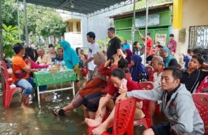 Warga Menganti Gresik Tetap Nyoblos Meski Dikepung Banjir