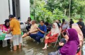 Warga TPS 14 Desa Bringkang kecamatan Menganti saat menunggu antrian pencoblosan setelah melakukan pendaftaran di tengah kondisi banjir, Rabu (14/2/2024). Foto: Dokumen suarasurabaya.net