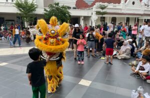 Atraksi Barongsai dan Liang-Liong di Alun-Alun Surabaya