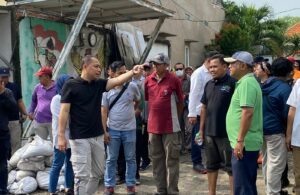 Eri Cahyadi Wali Kota Tinjau Lokasi Banjir di Surabaya Barat