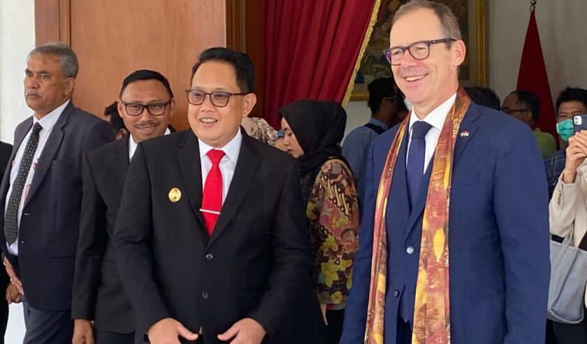 Adhy Karyono Pj Gubernur Jatim waktu menerima Olivier Zehnder Duta Besar Swiss untuk Indonesia bertamu ke Gedung Negara Grahadi, Kamis (22/2/2024). Foto: Wildan suarasurabaya.net