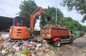 Bersih-Bersih Sampah Menggunung di Terminal Purabaya