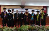 Universitas Surabaya (Ubaya) memperkuat kualitas pendidikan dengan menambah enam guru besar dari empat Fakultas yakni Fakultas Bisnis dan Ekonomika, Fakultas Teknobiologi, Fakultas Psikologi dan Fakultas Farmasi, pada Jumat (16/2/2024). Foto: Risky suarasurabaya.net