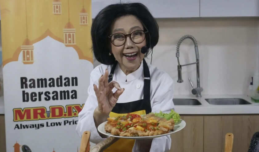 Chef Sisca Soewitomo menunjukkan hidangan fuyunghai, yang bisa jadi pilihan makanan untuk sahur. Foto: Antara