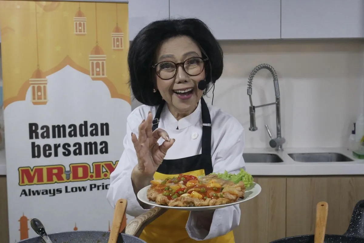 Chef Sisca Soewitomo menunjukkan hidangan fuyunghai, yang bisa jadi pilihan makanan untuk sahur. Foto: Antara