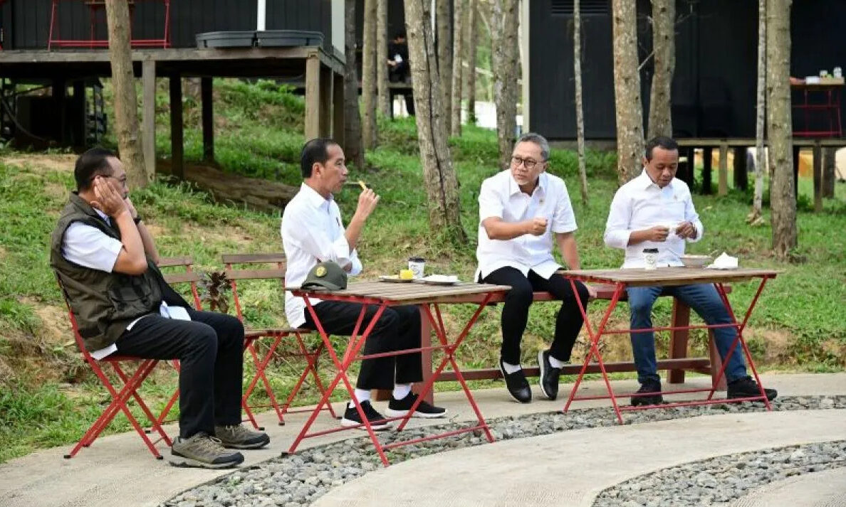 Joko Widodo Presiden RI menyantap sukun goreng didampingi para menteri di Kawasan Ibu Kota Nusantara (IKN), Provinsi Kalimantan Timur, Jumat )1/3/2024). Foto: Antara