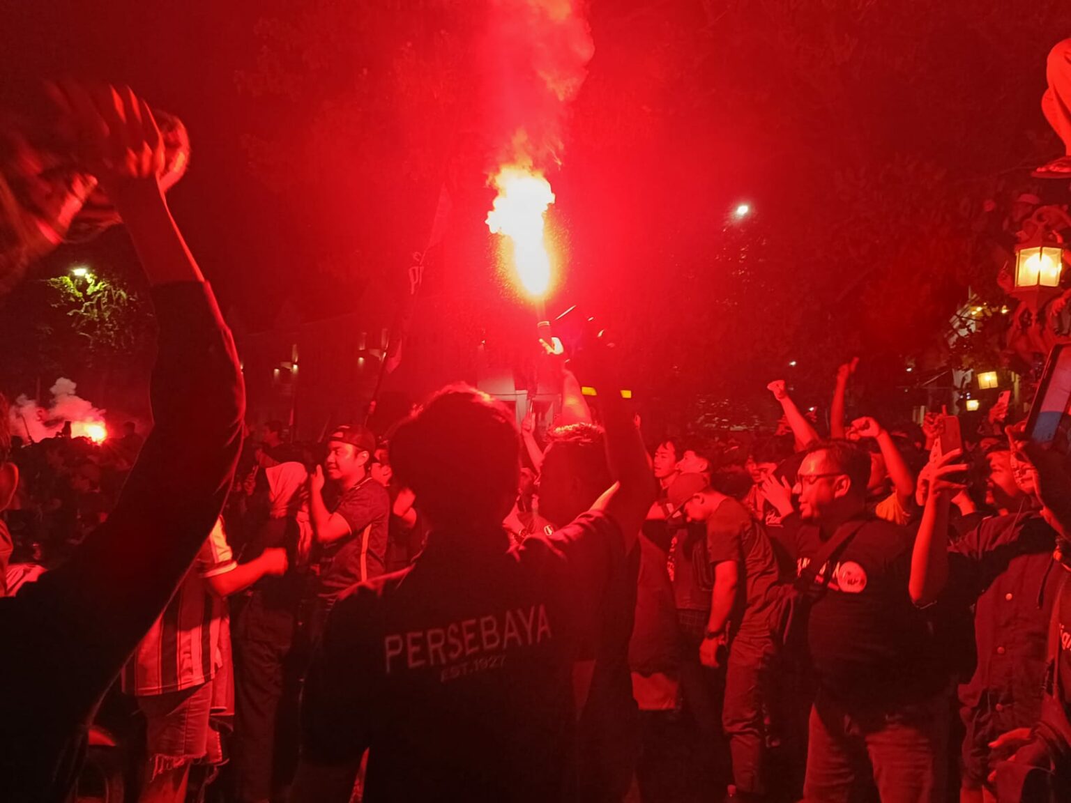 Ribuan Bonek Tumpah Ruah Nobar Derbi Jatim Persebaya Lawan Arema di ...