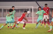 Aksi Toni Firmansyah pemain Persebaya Surabaya, ketika membela Timnas U-20 Indonesia dalam uji coba melawan China di Jakarta, Jumat (22/3/2024) malam. Foto: PSSI