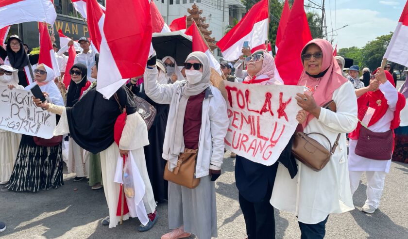 Puluhan massa demo yang berkumpul di depan Gedung DPRD Jatim, Jumat (1/3/2024). Foto: Firman Magang suarasurabaya.net