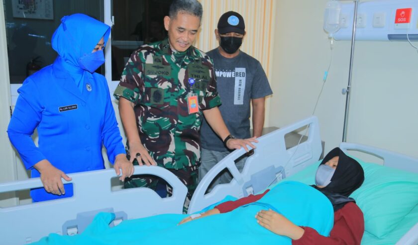 Laksamana Pertama TNI dr. Sujoko Purnomo kepala RSPAL dr. Ramelan Surabaya saat mengunjungi pasien di ruang perawatan gedung yang baru diresmikan, di RSPAL dr. Ramelan Surabaya, Jumat (1/3/2024). Foto: RSPAL dr. Ramelan Surabaya