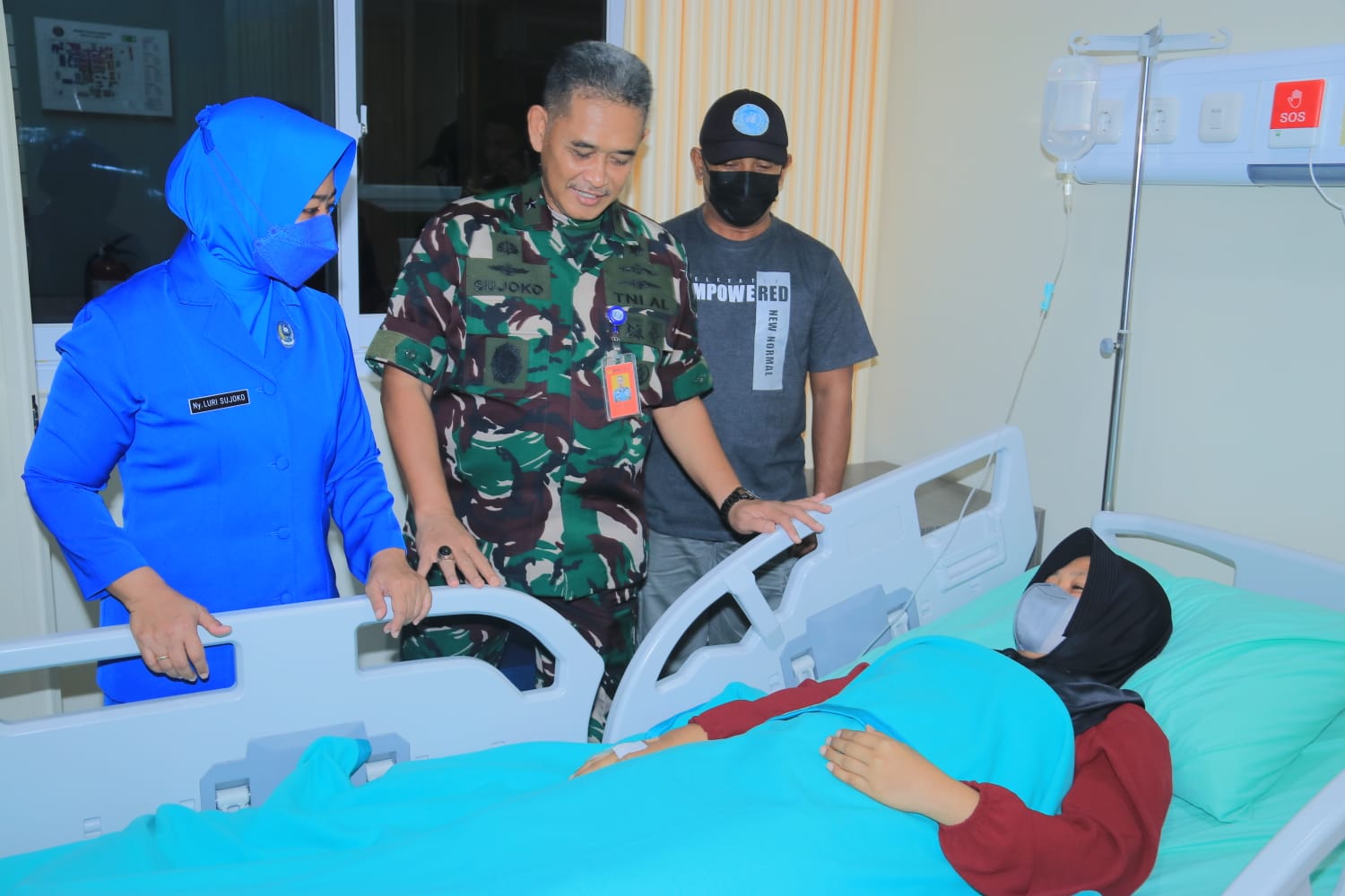 Laksamana Pertama TNI dr. Sujoko Purnomo kepala RSPAL dr. Ramelan Surabaya saat mengunjungi pasien di ruang perawatan gedung yang baru diresmikan, di RSPAL dr. Ramelan Surabaya, Jumat (1/3/2024). Foto: RSPAL dr. Ramelan Surabaya