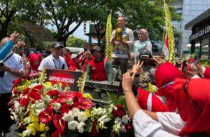 Piala Adipura Kencana Diarak Keliling Surabaya