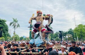 Pawai Ogoh-Ogoh di Balai Kota Surabaya