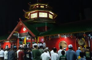 Salat Tarawih di Masjid Cheng Hoo Surabaya