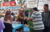 Pembagian takjil di Masjid Muhammad Cheng Hoo Surabaya, Sabtu (16/3/2024), Foto: Ikke magang suarasurabaya.net