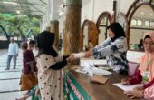 Pembagian nasi untuk berbuka puasa di Masjid Rahmat Surabaya, Sabtu (23/3/2024). Foto: Firman Magang suarasurabaya.net