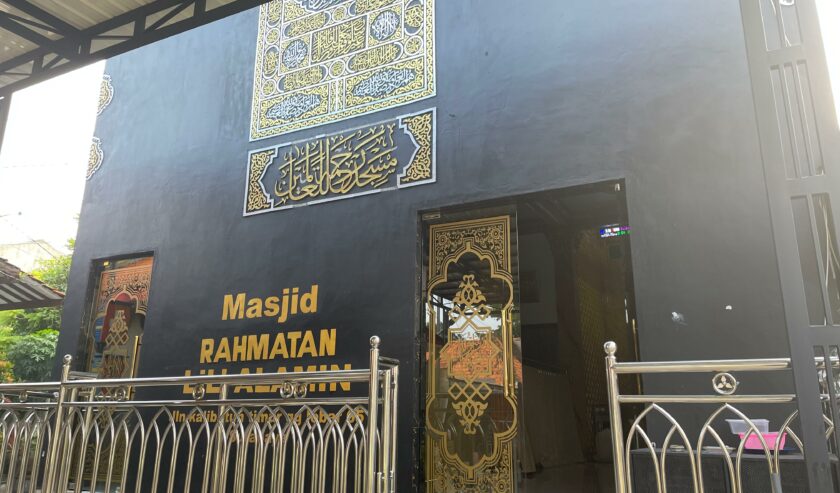 Tampak depan Masjid Rahamatan Lil ‘Alamain yang berada di Jalan Kalibutuh gang Lebar, Dukuh Tembok, Surabaya. Jumat (22/3/2024). Foto: Firman Magang suarasurabaya.net