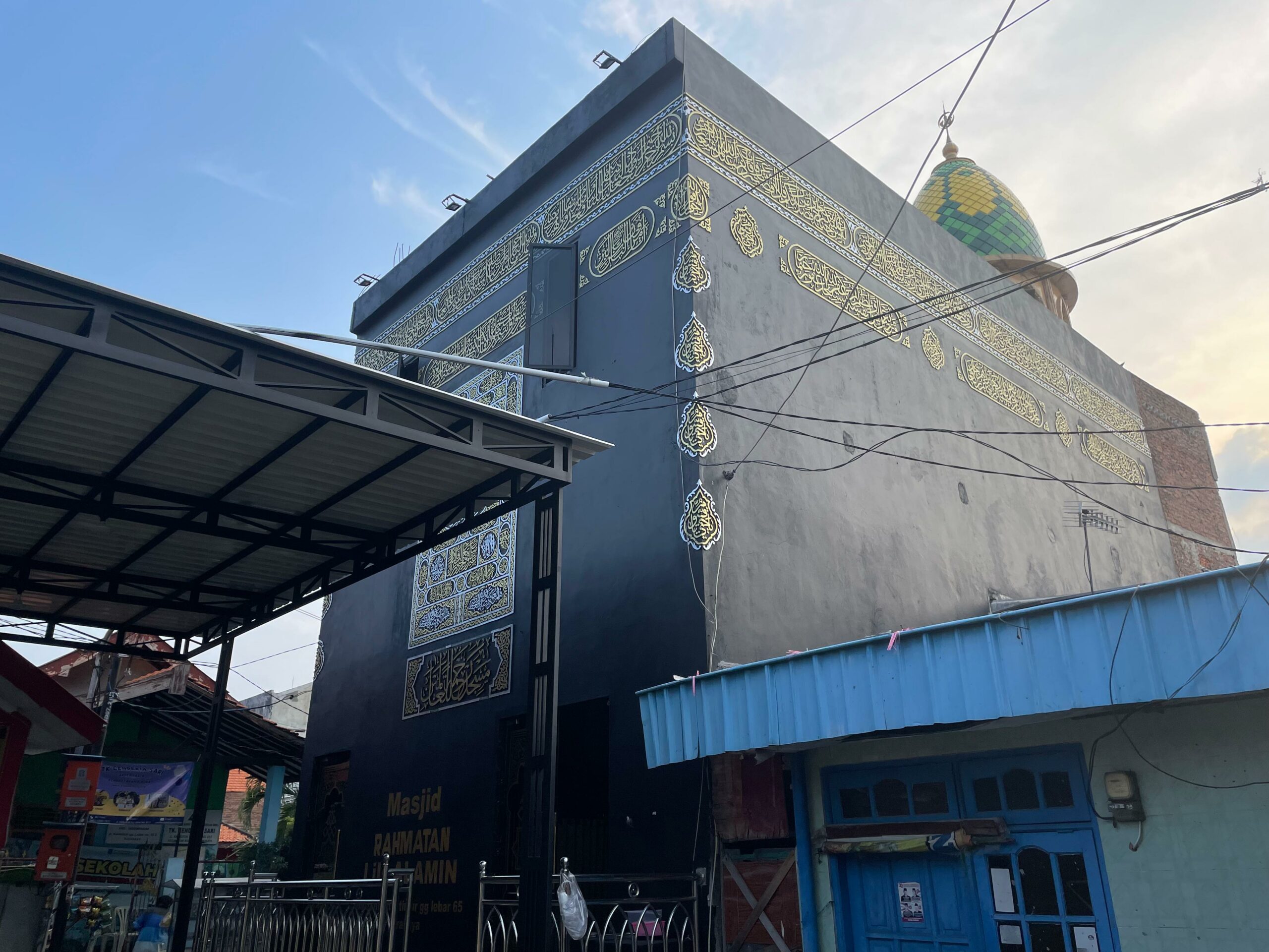 Bangunan Masjid Rahmatan Lil ‘Alamin Surabaya yang menyerupai Kabah, Jumat (22/3/2024). Foto: Firman Magang suarasurabaya.net