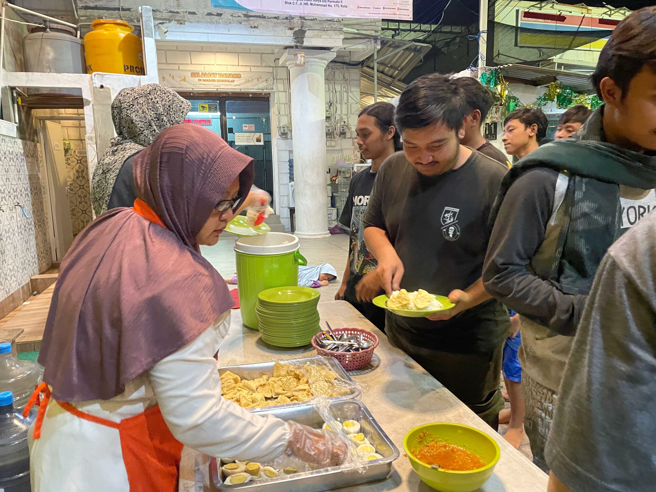 Sahur Di Warung Makan Gratis Masjid Pemuda Konsulat - Suara Surabaya