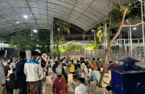 Malam ke-25 Ramadan di Sunan Ampel Surabaya