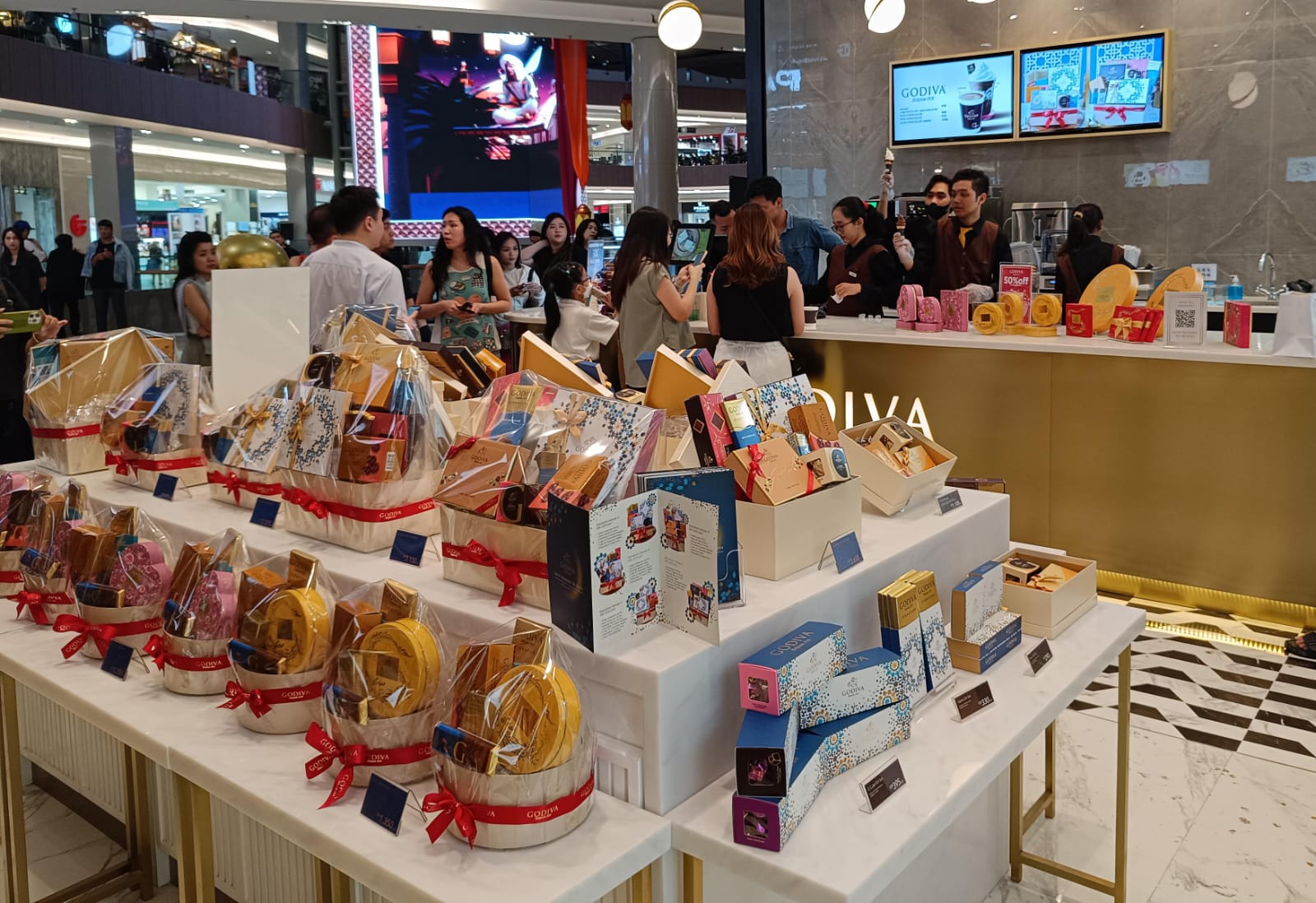 Hampers untuk persiapan Hari Raya Idulfitri yang berada di Godiva toko coklat di Pakuwon Mall Surabaya, Senin (1/4/2024). Foto: Risky suarasurabaya.net