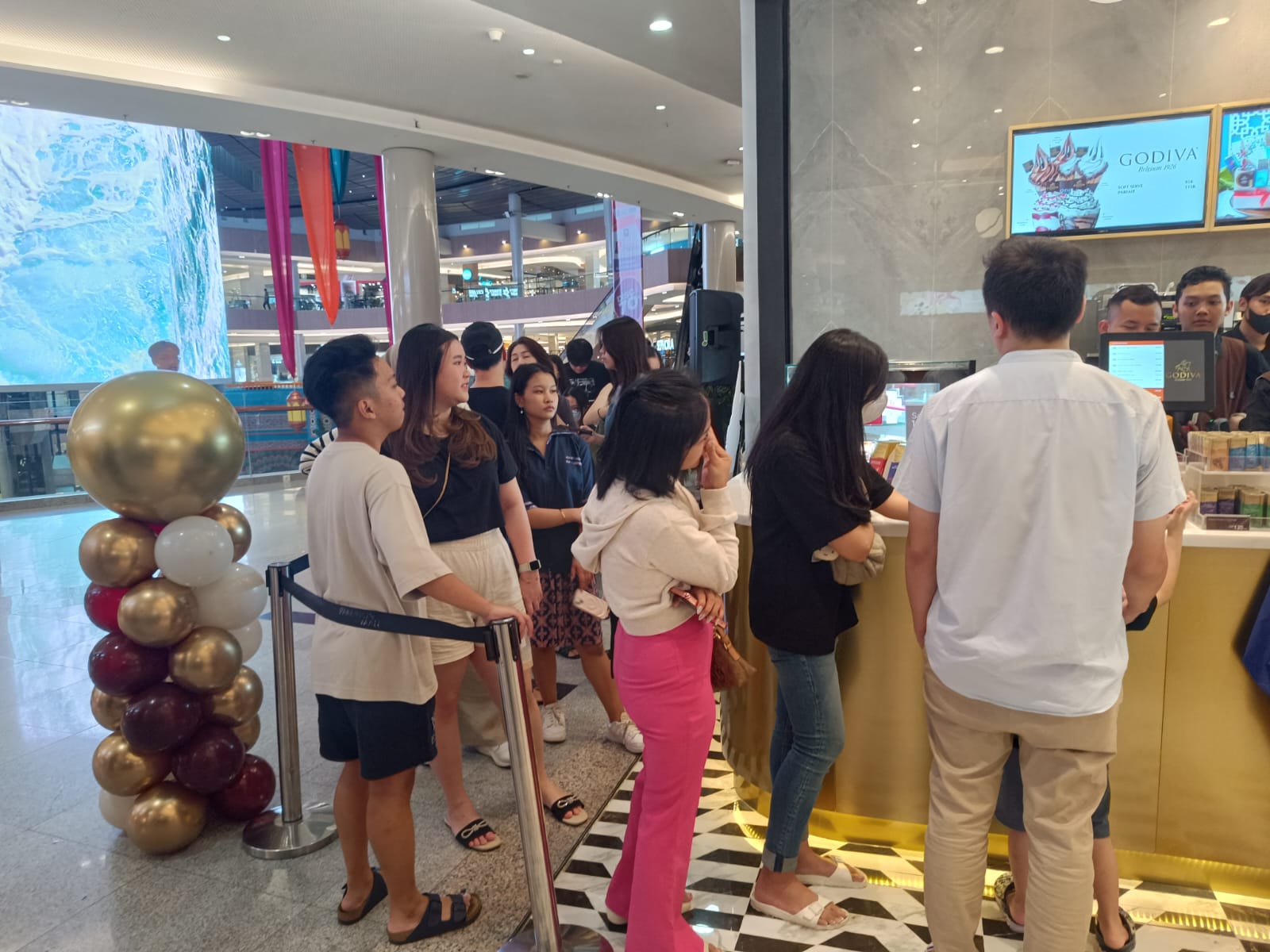 Masyarakat saat antre beli produk Godiva di Pakuwon Mall Surabaya, Senin (1/4/2024). Foto: Risky suarasurabaya.net