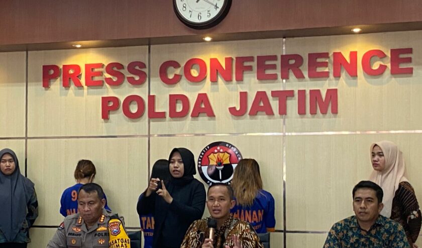 AKBP Pitter Yanottama Waddirreskrimum Polda Jawa Timur waktu jumpa pers kasus investasi bodong dari tiga tersangka, Jumat (5/4/2024). Foto: Wildan suarasurabaya.net