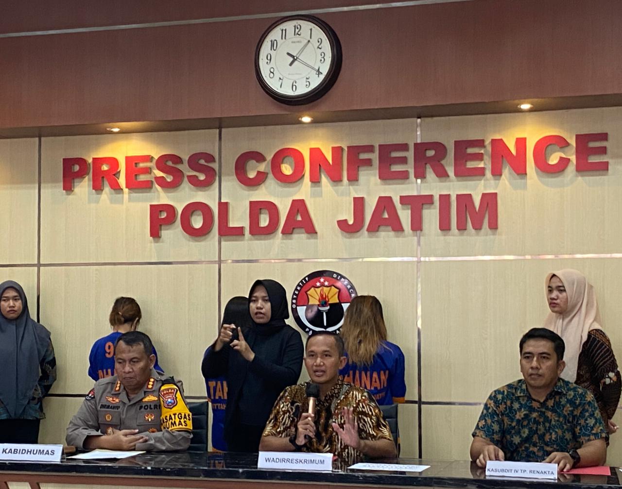 AKBP Pitter Yanottama Waddirreskrimum Polda Jawa Timur waktu jumpa pers kasus investasi bodong dari tiga tersangka, Jumat (5/4/2024). Foto: Wildan suarasurabaya.net