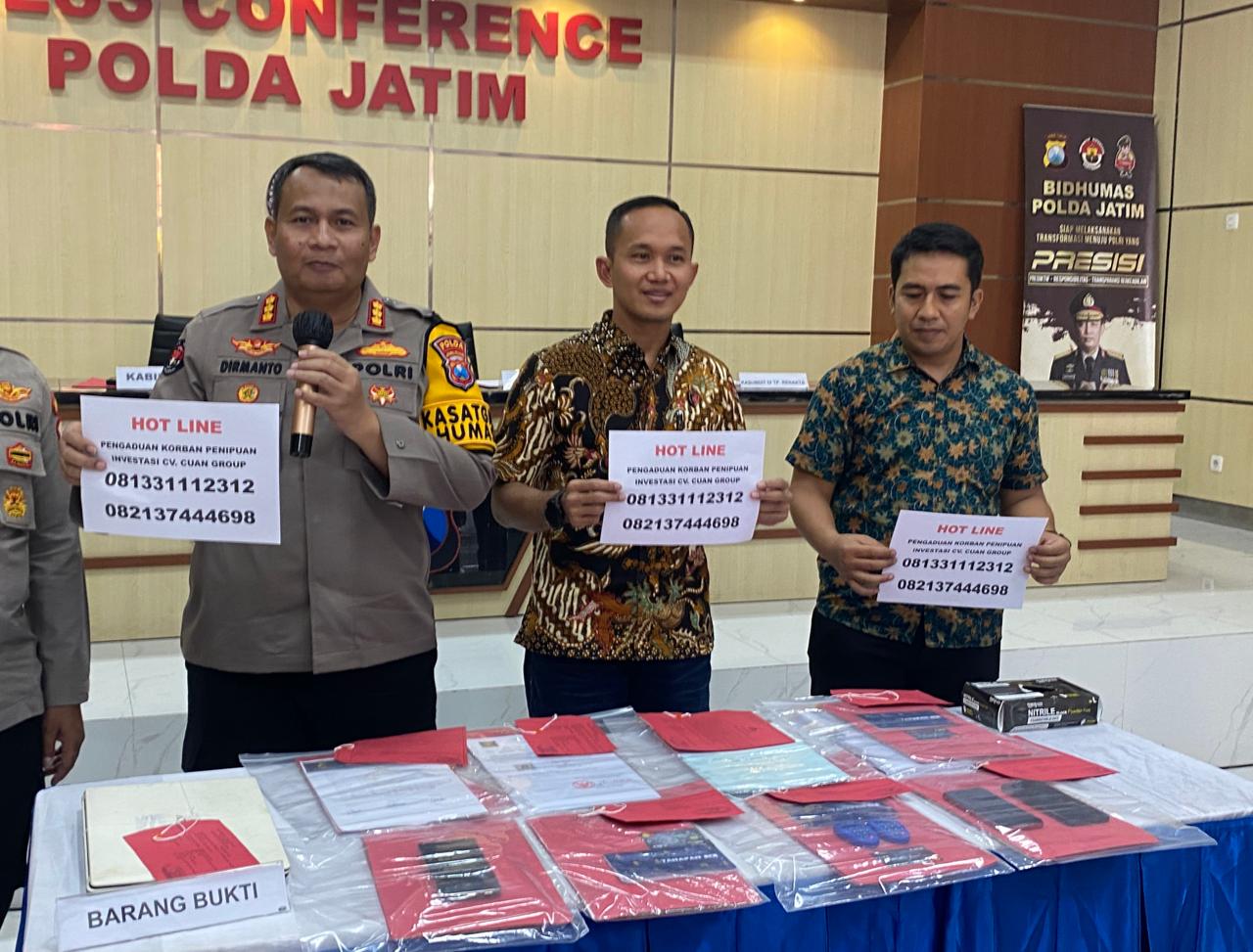 Barang bukti sejumlah rekening yang disita penyidi Polda Jatim dari CV Cuan Grup dalam kasus investasi bodong yang dilakukan tiga selebrgam, Jumat (5/4/2024). Foto: Wildan suarasurabaya.net