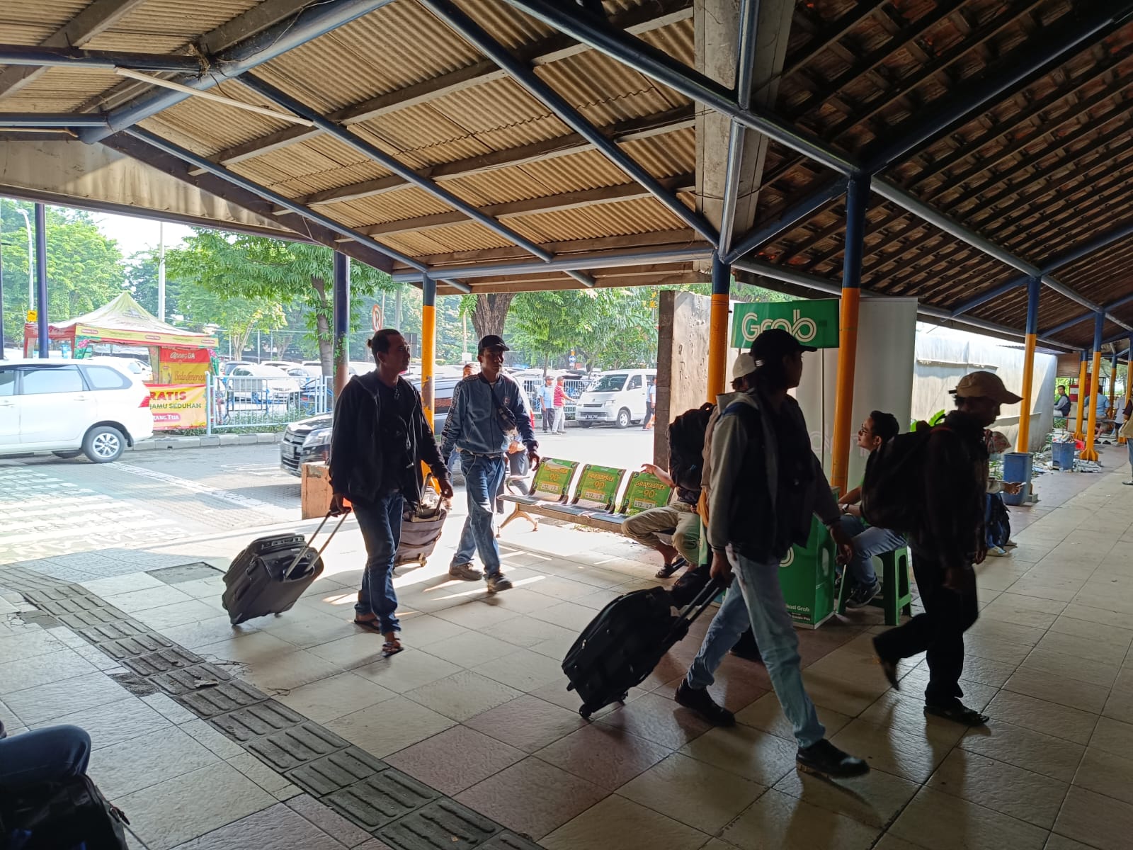 Masyarakat saat memadati Terminal Purabaya di puncak hari mudik lebaran, Jumat (5/4/2024). Foto: Risky suarasurabaya.net