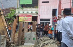 Wali Kota Surabaya Sidak Lokasi Banjir di Dukuh Kupang