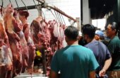 Stan pedagang daging di Pasar Pucang Anom Kota Surabaya, saat di serbu pembeli, Minggu (7/4/2024). Foto: Ikke magang suarasurabaya.net