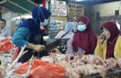 Transaksi jual beli ayam potong di Pasar Wonokromo, Minggu (7/4/2024). Foto: Ikke magang suarasurabaya.net