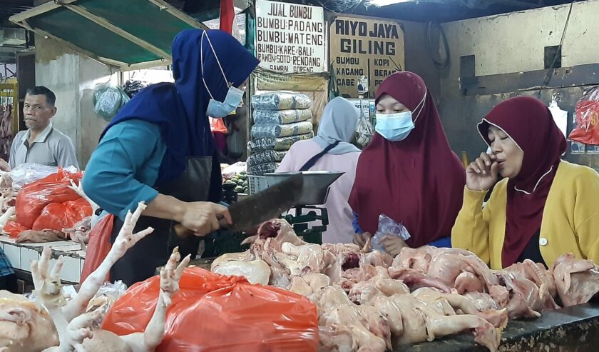 Transaksi jual beli ayam potong di Pasar Wonokromo, Minggu (7/4/2024). Foto: Ikke magang suarasurabaya.net