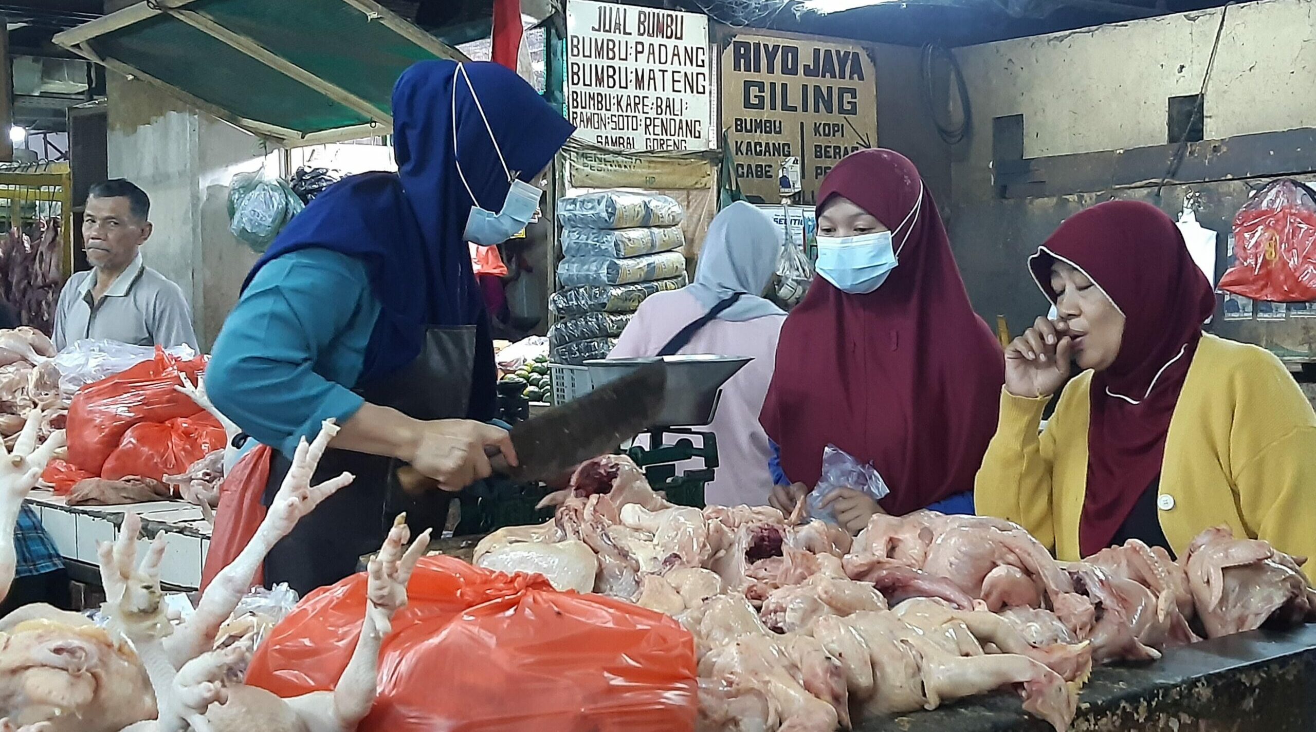 Transaksi jual beli ayam potong di Pasar Wonokromo, Minggu (7/4/2024). Foto: Ikke magang suarasurabaya.net