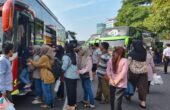 Suasana peserta mudik gratis yang akan naik ke armada bus di depan Kantor Dishub Jatim menjelang keberangkatan, Minggu (7/4/2024). Foto: Istimewa