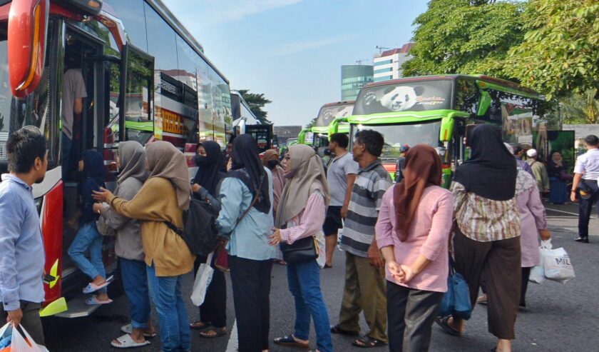 Suasana peserta mudik gratis yang akan naik ke armada bus di depan Kantor Dishub Jatim menjelang keberangkatan, Minggu (7/4/2024). Foto: Istimewa