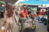 Pengunjung naik becak usai berbelanja dalam event Pasar Bandeng Kawak 2024 di Jalan Samanhudi, Gresik pada Senin (8/4/2024). Foto: Dokumen suarasurabaya.net