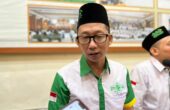 Moh. Mukhorojin Ketua Lazisnu Surabaya (berbicara menggunakan mic) saat konferensi pers di Kantor PCNU Kota Surabaya, Selasa (9/4/2024). Foto: Meilita suarasurabaya.net